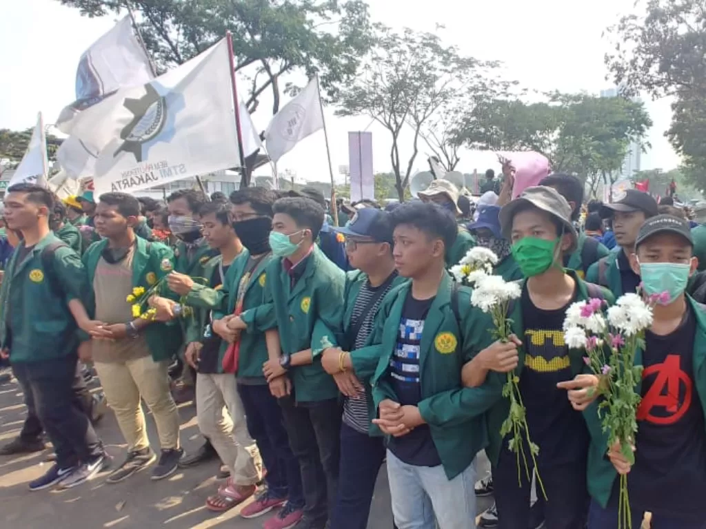 Mahasiswa mulai berkumpul di depan Pintu 10 Gelora Bung Karno. Mereka membawa bunga di tangan sebagai bentuk duka cita atas tewasnya mahasiswa di Sulawesi Tenggara.(Indozone/Ivanrida)