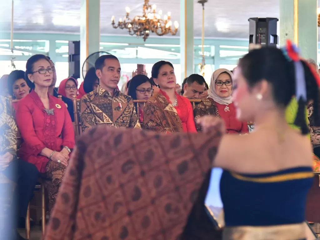 Presiden Joko Widodo dan Ibu Iriana Joko Widodo saat peringatan Hari Batik Nasional 2019, di Puro Mangkunegaran, Solo, Rabu (2/10). (Biro Pers Sekretariat Presiden/Laily Rachev)