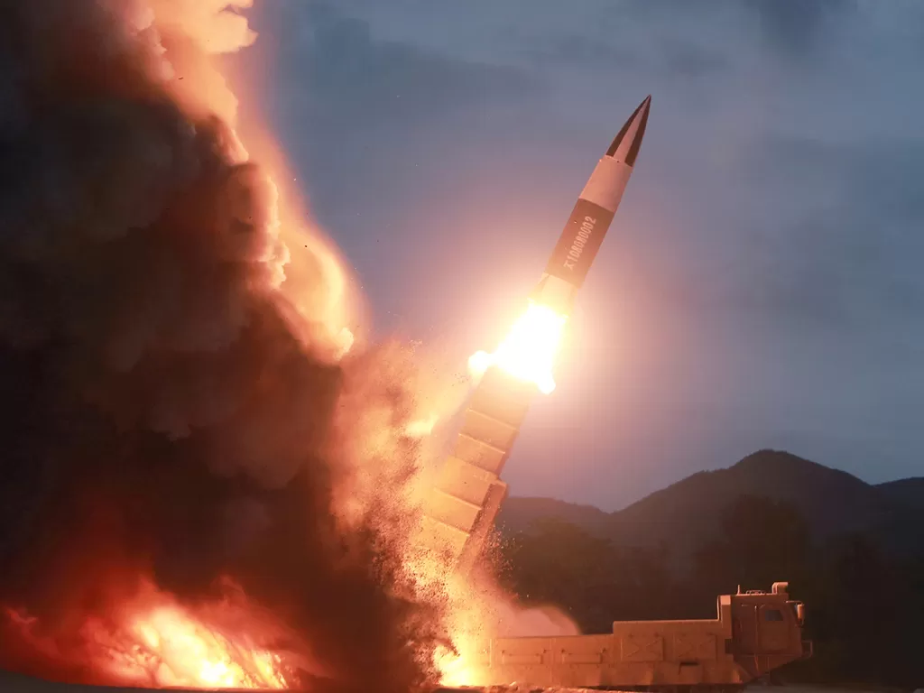 Ilustrasi peluncuran rudal balistik Korea Utara. (KCNA via Reuters)
