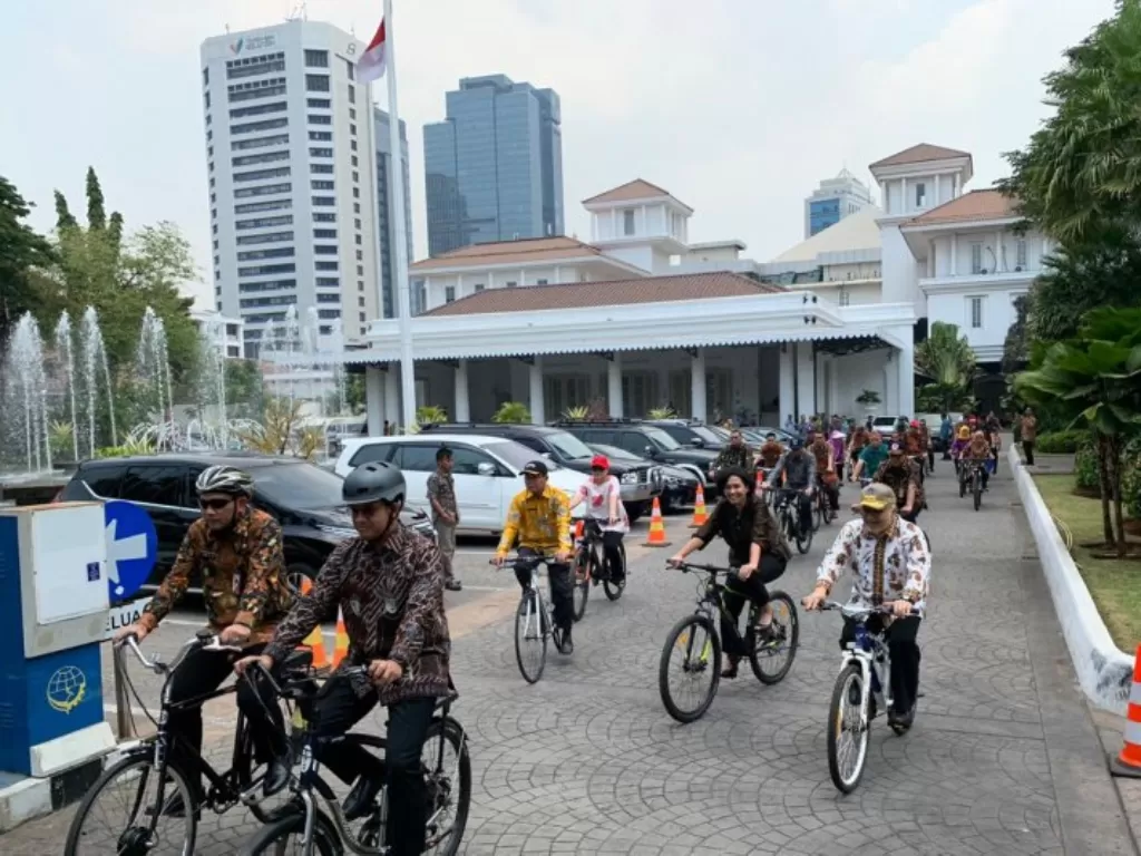 Di Hari Batik Nasional, Gubernur DKI Jakarta Anies Baswedan bersepeda bersama jajaran Pemerintah Provinsi DKI. (Humas Pemprov DKI Jakarta)