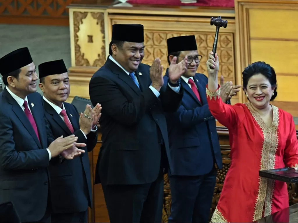 Pimpinan DPR periode 2019-2024 Puan Maharani (kanan), M Aziz Syamsuddin (kiri), Sufmi Dasco Ahmad (kedua kiri), Rahmad Gobel (ketiga kiri), dan Muhaimin Iskandar (keempat kiri) usai pelantikan, Selasa (1/10). (Antara/M Risyal Hidayat)