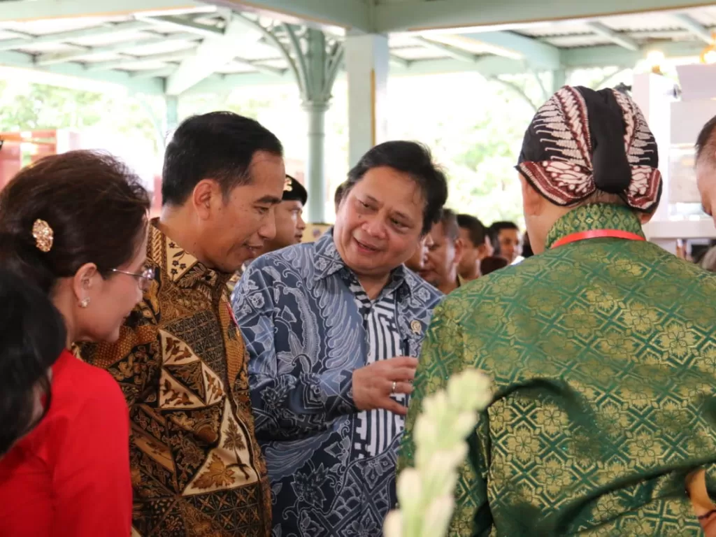 Presiden Jokowi dan Menperin saat Hari Batik Nasional (Kemenperin)