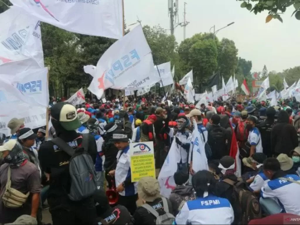 Ribuan massa buruh padati Jalan Gatot Subroto, Rabu (2/10). (Antara/Rangga)