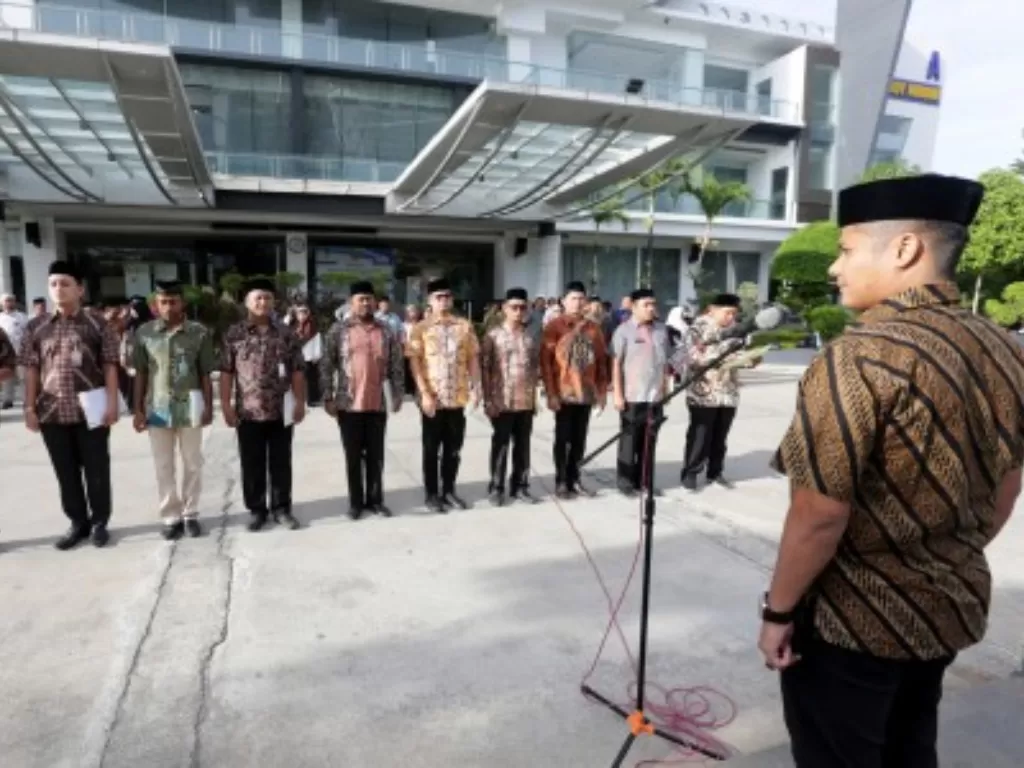 Aparatur Sipil Negara (ASN) Sekretariat Pemko Banda Aceh mengenakan pakaian batik dalam rangka memperingati Hari Batik Nasional 2019. (Antara/Irwansyah Putra)