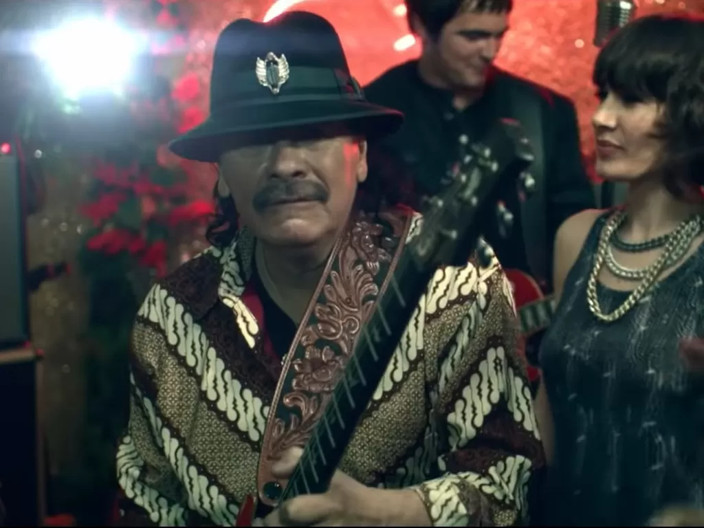 Santana dengan batik motif parang dalam video klip 'Saidera'. (Youtube)