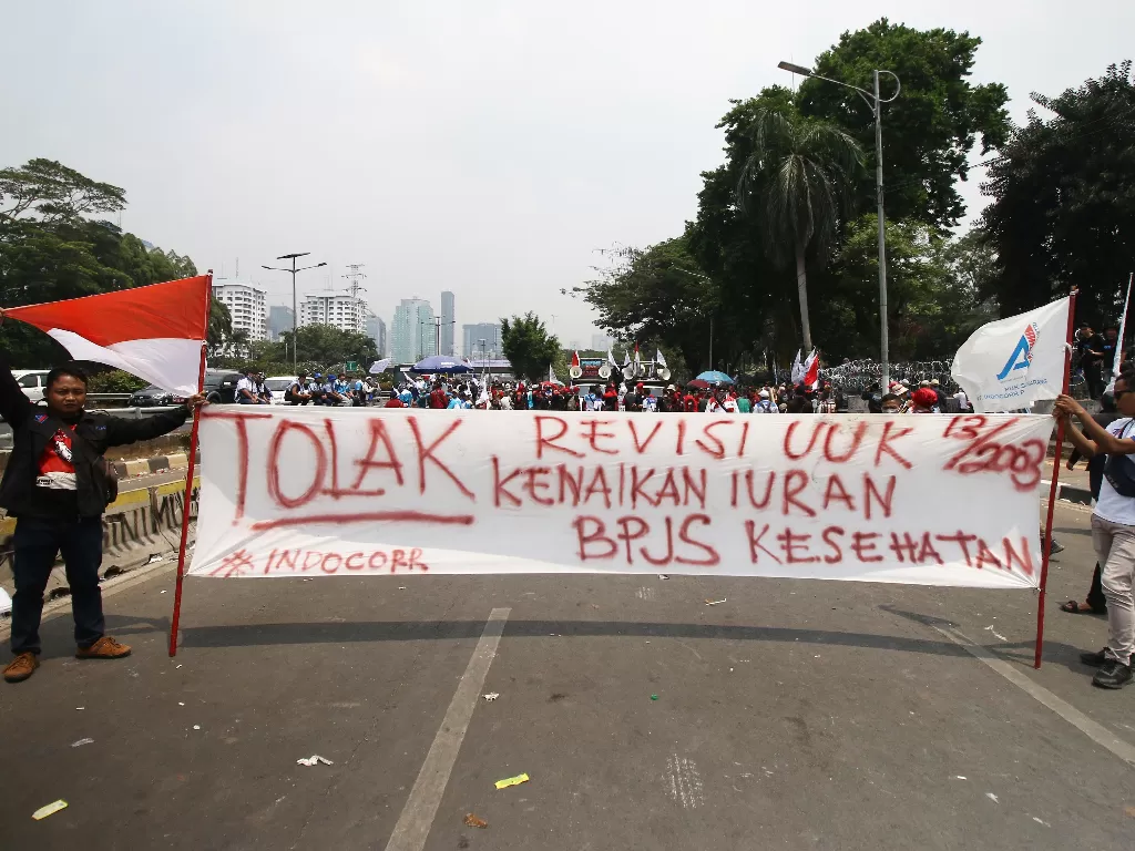 Buruh menggelar aksi di kawasan Senayan, Jakarta, Rabu (2/10/2019). Aksi tersebut untuk menolak revisi UU Ketenagakerjaan, kenaikan iuran BPJS Kesehatan, dan revisi PP No 78 Tahun 2015. (ANTARA FOTO/Rivan Awal Lingga/hp)