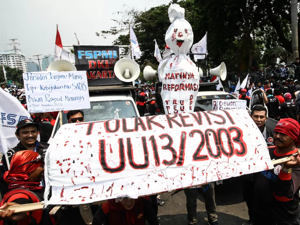 Buruh menggelar aksi di kawasan Senayan, Jakarta, Rabu (2/10). (Antara/Rivan Awal Lingga)