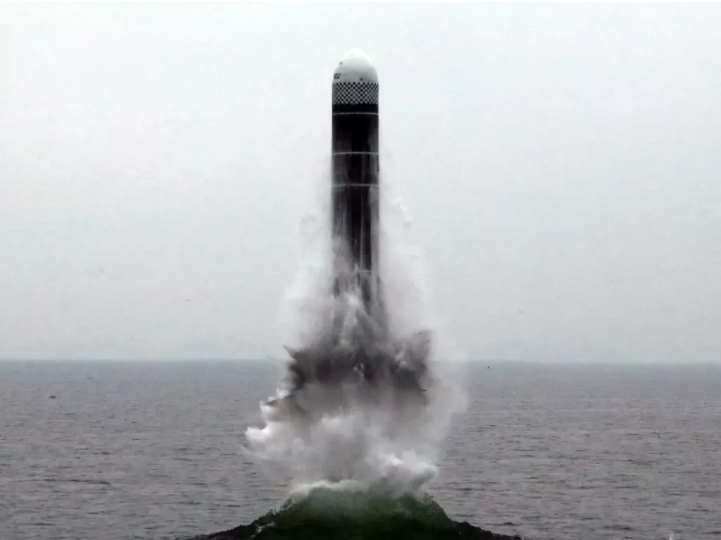 Rudal balistik Pukguksong-3 saat meluncur ke permukaan air setelah ditembakan dari Kapal Selam Angkatan Laut Korea Utara, Rabu (2/10). (KCNA via Reuters). 