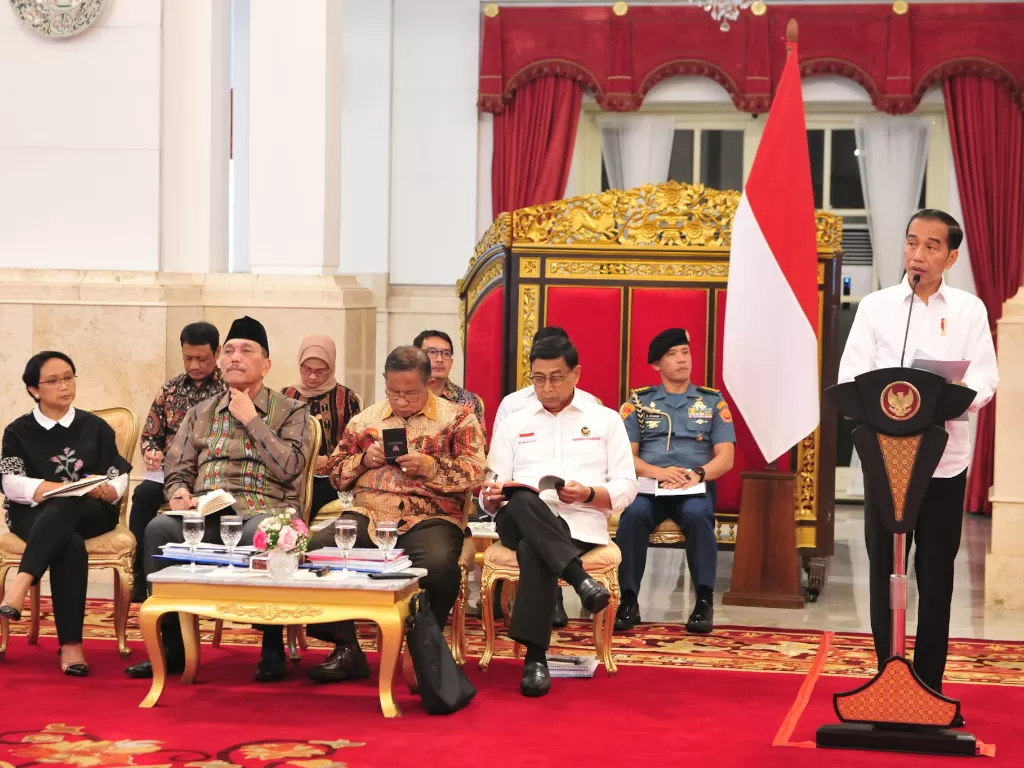 Presiden Joko Widodo (Jokowi) saat memberikan pengantar dalam Sidang Kabinet Paripurna terakhir di Istana Negara, Jakarta, Kamis (3/10). (setkab.go.id)