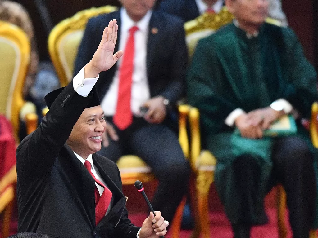 Ketua MPR terpilih Bambang Soesatyo melambaikan tangan di ruang Sidang Paripurna MPR, Kompleks Parlemen, Senayan, Jakarta, Kamis (3/10). (Antara/Nova Wahyudi)