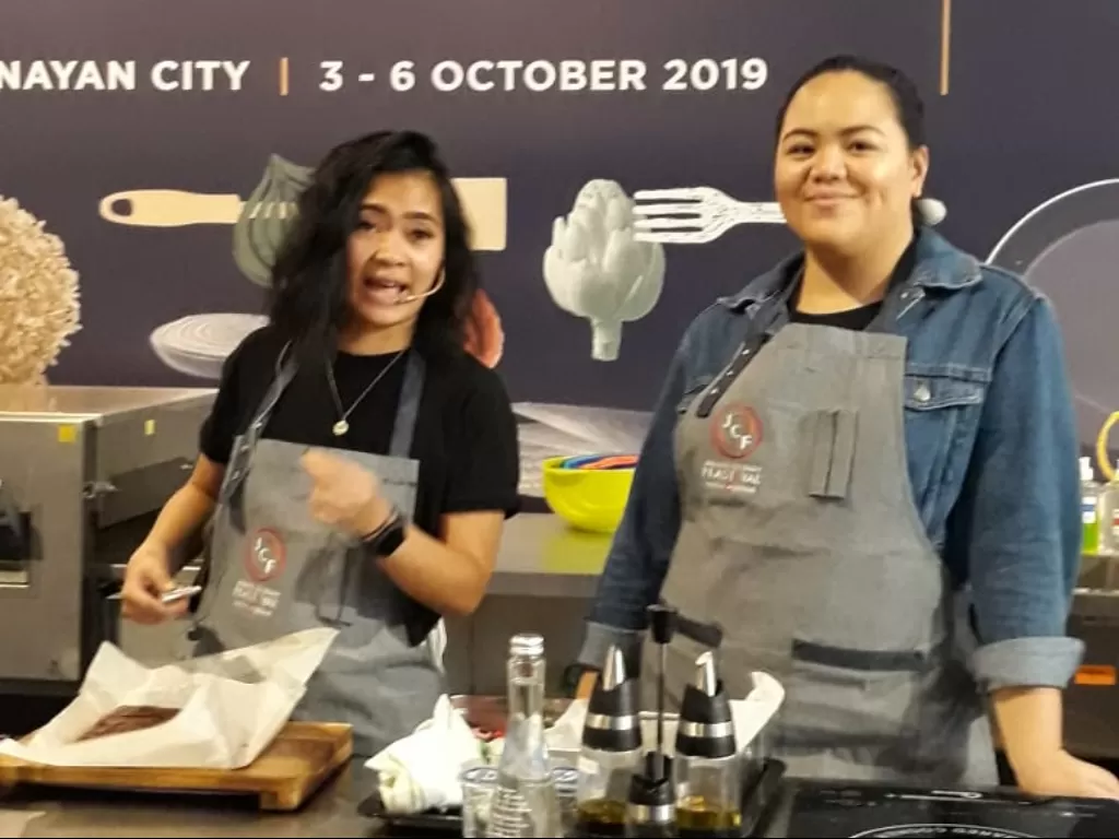 Chef Ruth Wowor (Kiri) dan Chef Leah Dinar (kanan), di Jakarta Culinary Feastival 2019, Senayan, Jakarta, Jumat (4/10). (Indozone/Astrid)
