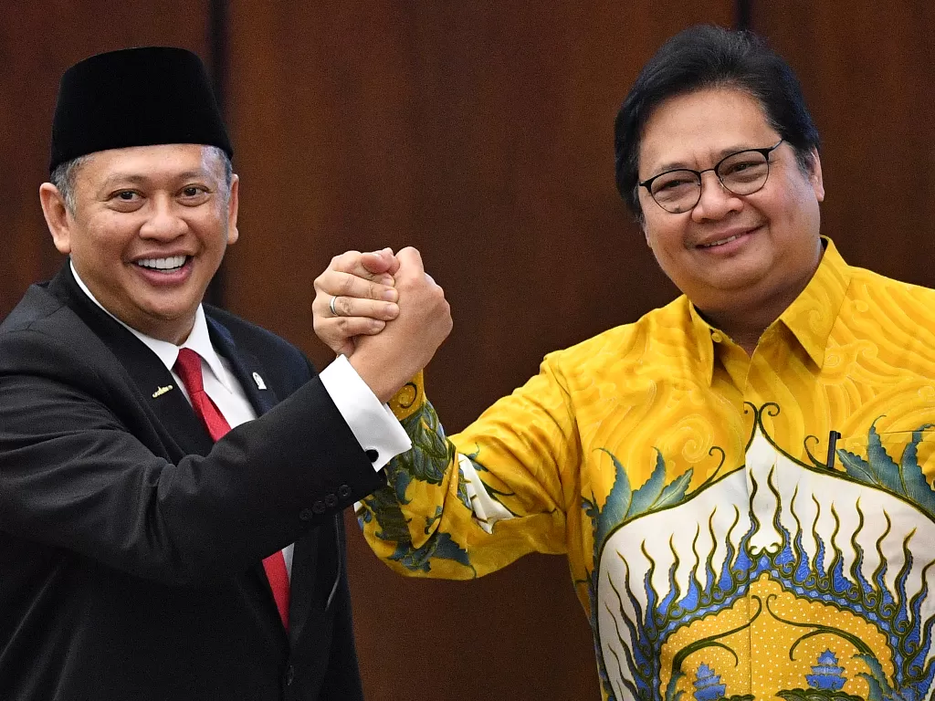 Ketua MPR Bambang Soesatyo (kiri) berjabat tangan dengan Ketua Umum Partai Golkar Airlangga Hartarto (kanan) seusai pelantikan di Gedung Parlemen Senayan, Kamis (3/10). (Antara/Nova Wahyudi). 