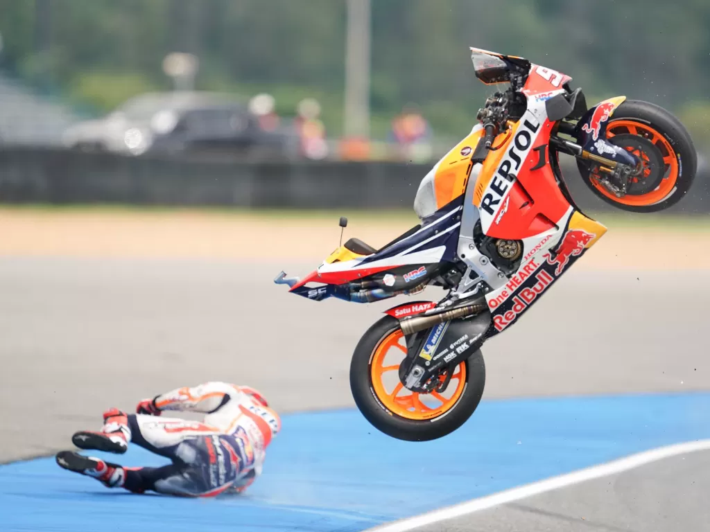 Meski jatuh, Marquez tetap melanjutkan balapan di Thailand. (Twitter/@MotoGP)