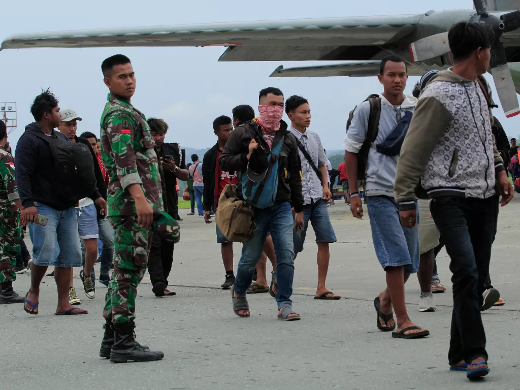 Warga Wamena yang diangkut menggunakan pesawat Hercules milik TNI AU tiba di Sentani, Jayapura, Papua, Selasa (1/10/2019). (ANTARA FOTO/Gusti Tanati/wpa/aww)