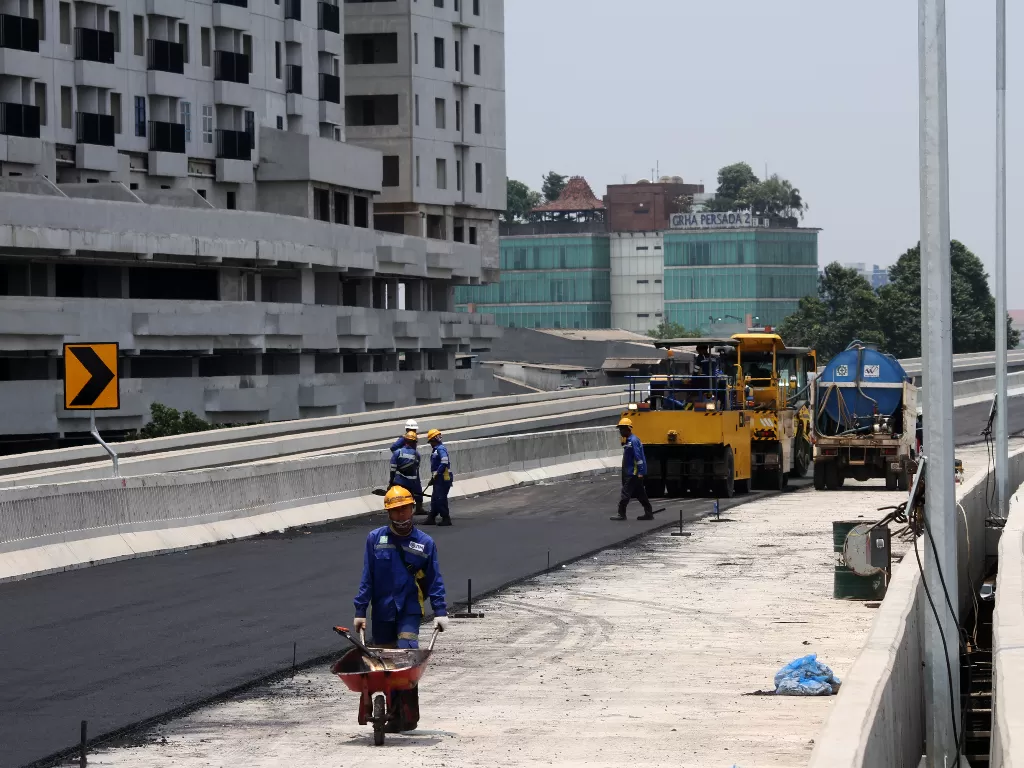 Sejumlah pekerja sedang mengerjakan proyek jalan layang tol Jakarta-Cikampek II. (Antara Foto/Risky Andrianto)