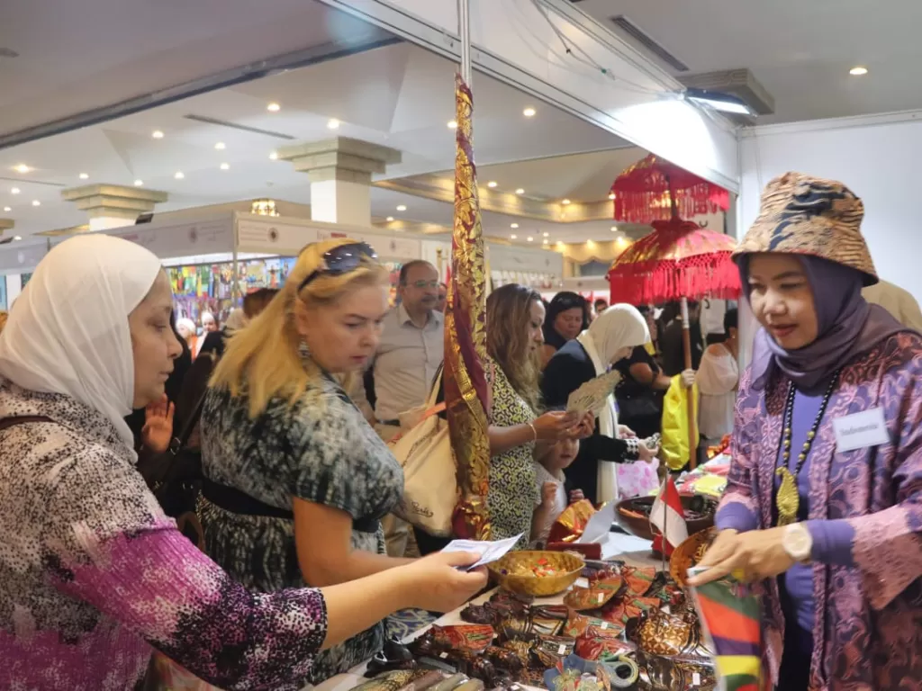 Aktivitas jual beli di Gerai Indonesia dalam acara Bazar Internasional di Yordania, Minggu (6/10). (KBRI Amman)
