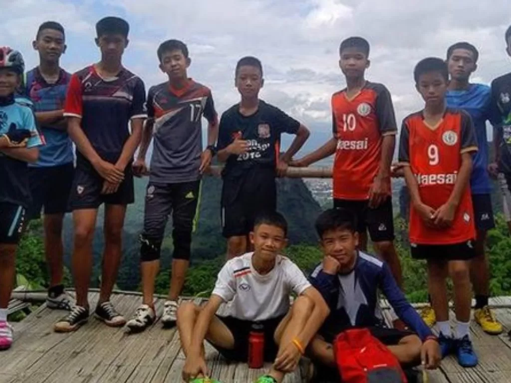12 Anak tim sepak bola yang pernah terjebak di Goa (Dok. Facebook)