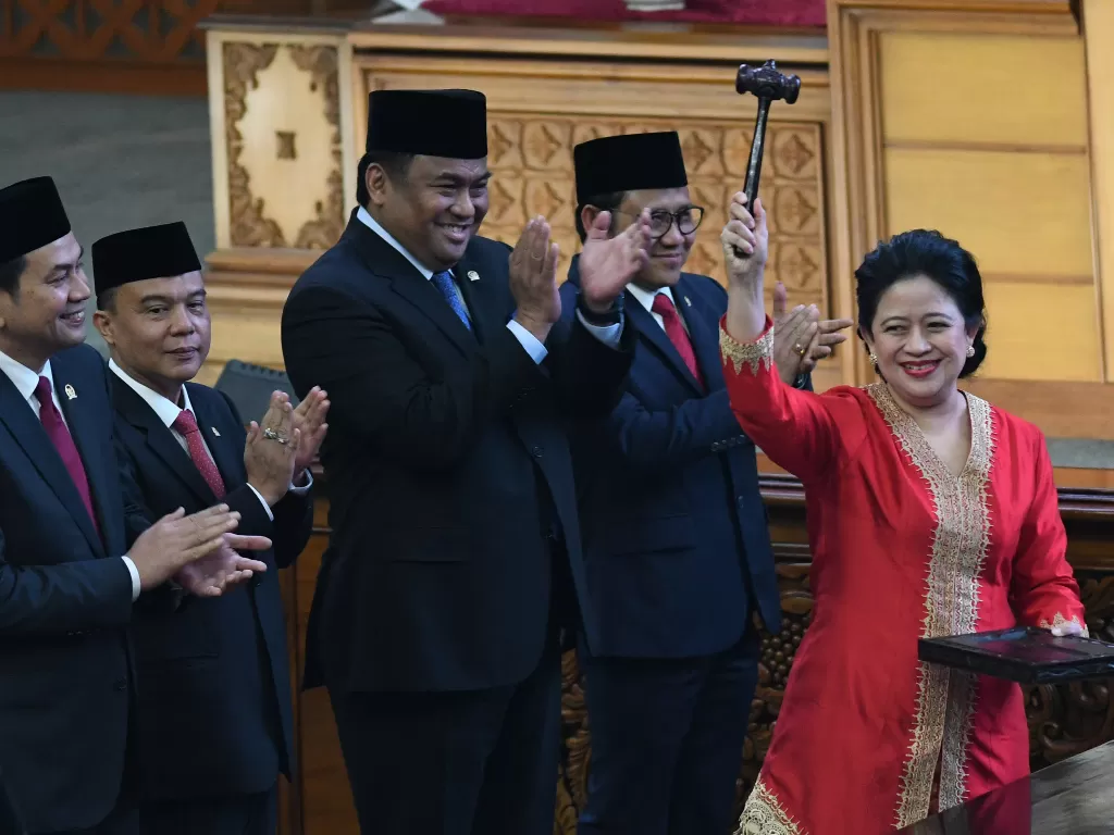 Ketua DPR periode 2019-2024 Puan Maharani (kanan) mengacungkan palu disaksikan Wakil Ketua M Aziz Syamsuddin (kiri), Sufmi Dasco Ahmad (kedua kiri), Rahmad Gobel (ketiga kiri), dan Muhaimin Iskandar (keempat kiri). (Antara/M Risyal Hidayat)