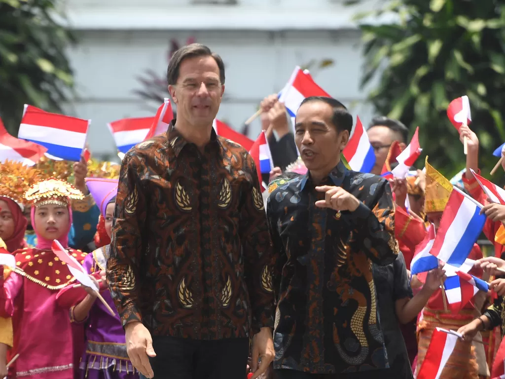 Presiden Jokowi (kanan) berbincang dengan PM Belanda Mark Rutte (kiri) sebelum pertemuan di Istana Bogor, Jawa Barat, Senin (7/10). (Antara/Akbar Nugroho Gumay).