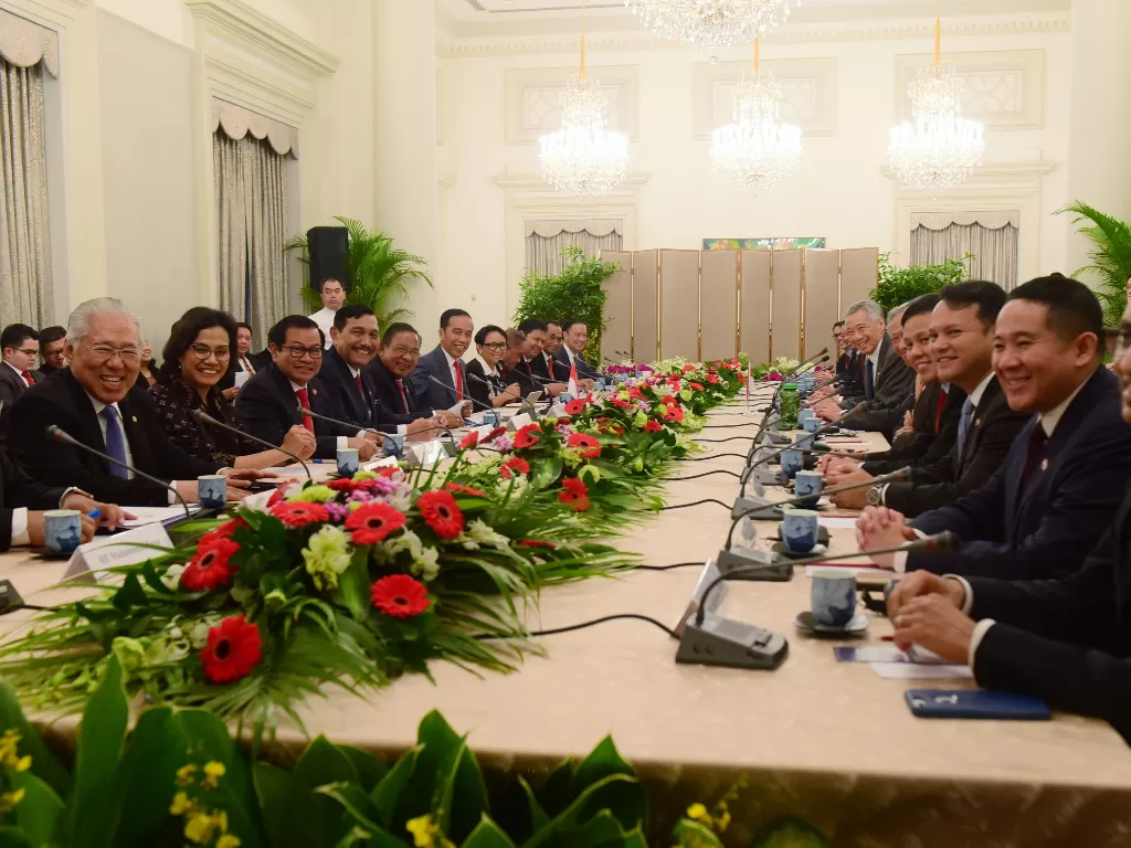 Pertemuan bilateral antara Presiden Joko Widodo yang didampingi sejumlah menteri, dengan PM Singapura Lee Hsien Loong di Singapura, Selasa (8/10). (setkab.go.id)
