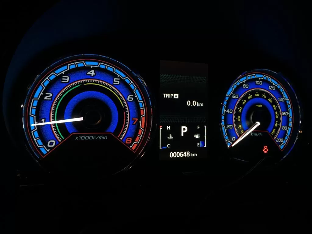 Indiglow Radiant Blue pada speedometer Xpander. (Indozone/Elko)