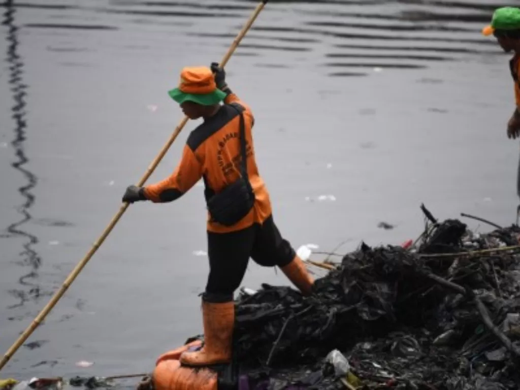 Perilaku warga yang membuang sampah di sungai menyebabkan sejumlah aliran sungai di Jakarta tercemar limbah rumah tangga. (Antara/Wahyu Putro)