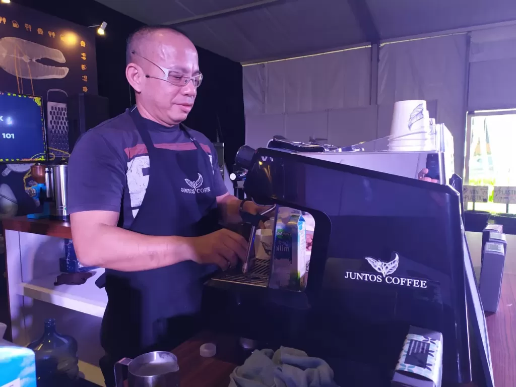 Seorang barista sedang meracik kopi (dok.Indozone/Alwan)