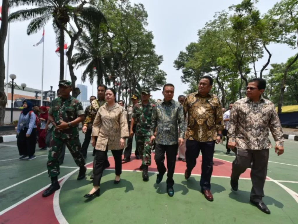 Pimpinan DPR RI saat meninjau fasilitas dan keamanan di sejumlah titik di Kompleks Parlemen, Senayan, Jakarta, Selasa (8/10). (dpr.go.id/Kresno)
