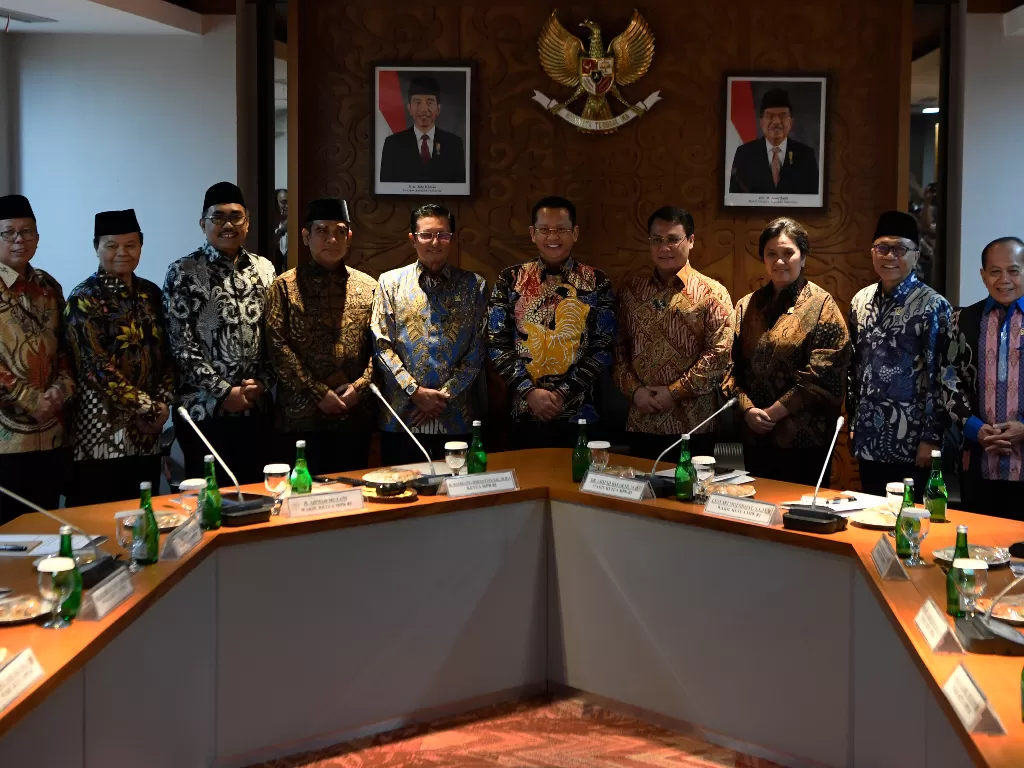 Ketua dan wakil ketua MPR periode 2019-2024 berfoto bersama sebelum memulai rapat perdana pimpinan MPR di Gedung Nusantara III, Kompleks Parlemen Senayan, Jakarta, Rabu (9/10). (Antara/Puspa Perwitasari)