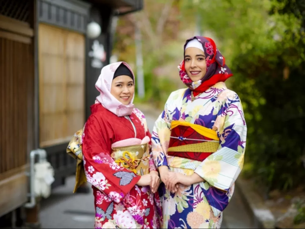Peragaan pemakaian kimono jilbab. (prtimes.jp)