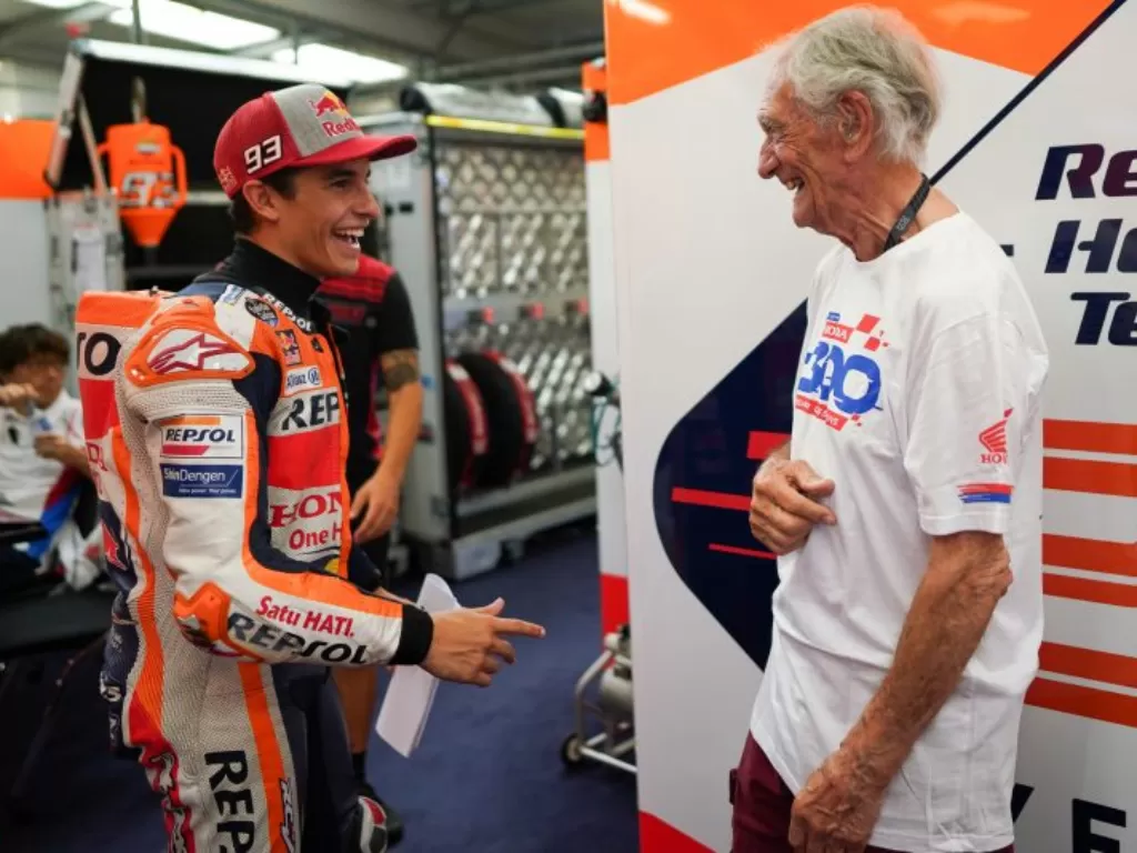 Marc Marquez bertemu dengan legenda motor balap, Giacomo Agostini. (Honda Racing Corporation)
