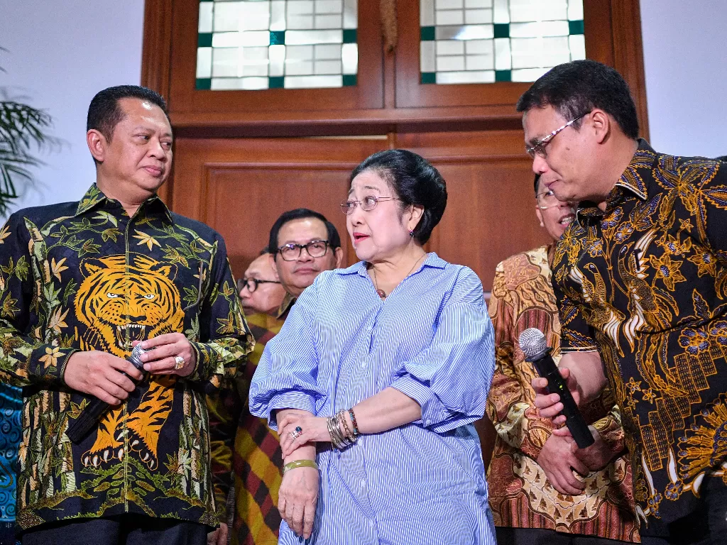 Megawati Soekarnoputtri (tengah) berbincang Bamsoet (kiri) dan Wakil Ketua MPR, Ahmad Basarah di sela memberikan keterangan pers di kediaman Megawati, di Jakarta, Kamis (10/10). (Antara/Nova Wahyudi).
