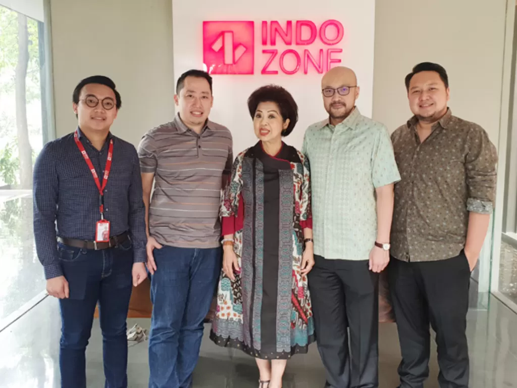 Board of Executive Media Group Lestary Luhur (tengah) didampingi CEO Indozone Niko Arwandi (kedua kiri) dan COO Indozone Victor Antony (kiri) saat berkunjung ke kantor Indozone, Jakarta, Kamis (10/10). (Dok. Indozone)
