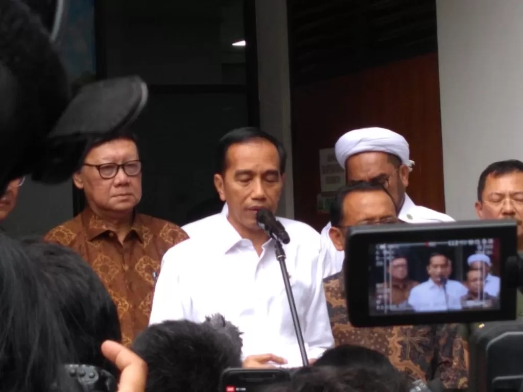 Jokowi saat memberikan keterangan di RSPAD Gatot Subroto, Kamis (10/10). (dok.indozone/Sigit)