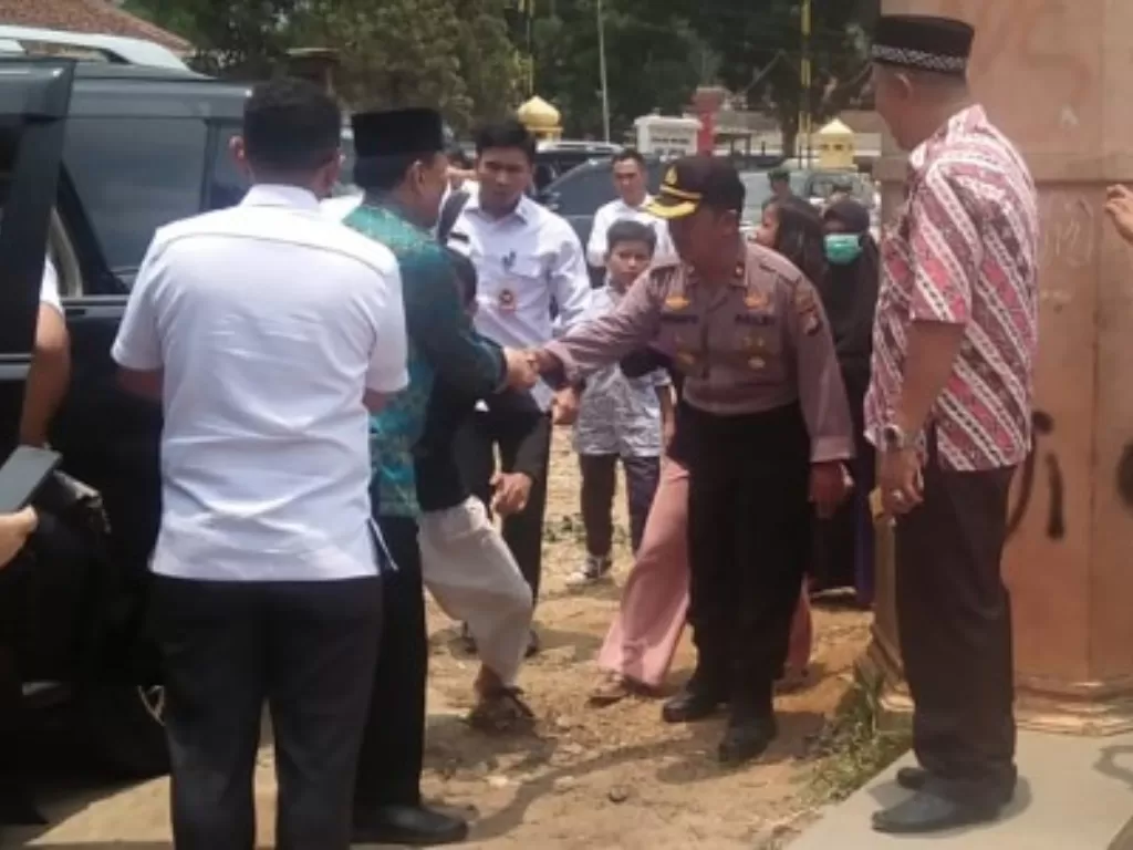 Menko Polhukam Wiranto (kedua kiri) turun dari mobil sebelum diserang orang tak dikenal dalam kunjungannya di Pandeglang, Banten, Kamis (10/10/2019). (Antara/Handout)