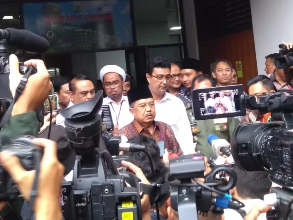 Wakil Presiden Republik Indonesia Jusuf Kalla memberikan keterangan pers seusai menjenguk Menkopolhukam Wiranto yang menjadi korban penusukan, Kamis (10/10). (Indozone/Sigit Nugroho)