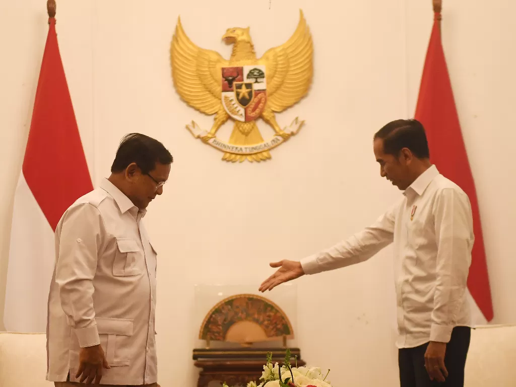 Presiden Jokowi (kanan) menyambut kunjungan Ketua Umum Partai Gerindra Prabowo Subianto, di Istana Merdeka, Jakarta, Jumat (11/10). (Antara/Akbar Nugroho Gumay)