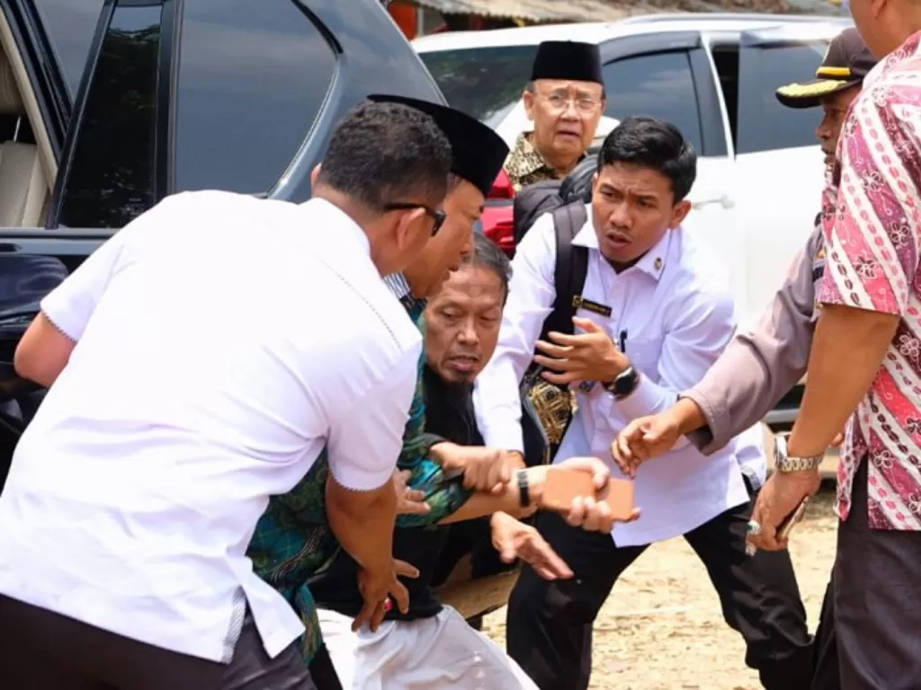 Menkopolhukam Wiranto saat ditusuk Abu Rara di Pandeglang, Banten, Kamis (10/10). (Antara/Dok Polres Pandeglang)