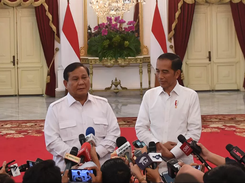 Presiden Jokowi (kanan) dan Ketua Umum Partai Gerindra Prabowo Subianto memberikan keterangan pers di Istana Merdeka, Jakarta, Jumat (11/10). (Antara/Akbar Nugroho Gumay).