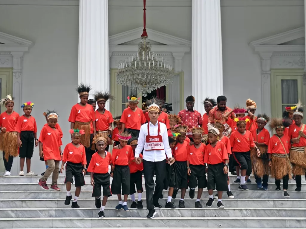 Presiden Joko Widodo menerima kedatangan puluhan siswa sekolah dasar dari Papua di Istana Merdeka, Jakarta, Jumat (11/10). (Antara/Akbar Nugroho Gumay)