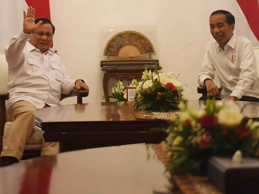 Presiden Joko Widodo (kanan) melakukan pertemuan dengan Ketua Umum Partai Gerindra Prabowo Subianto (kiri) di Istana Merdeka, Jakarta, Jumat (11/10). (Antara/Akbar Nugroho Gumay)