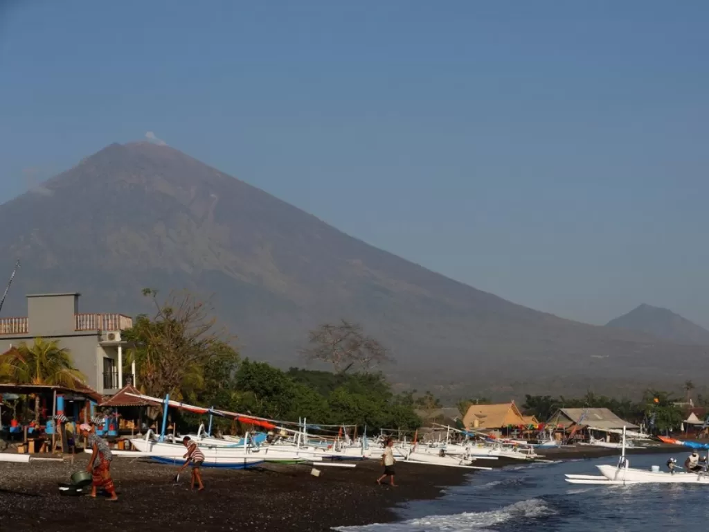Suasana salah satu lokasi wisata di Bali dengan latar belakang Gunung Agung. (Reuters/Darren Whiteside)