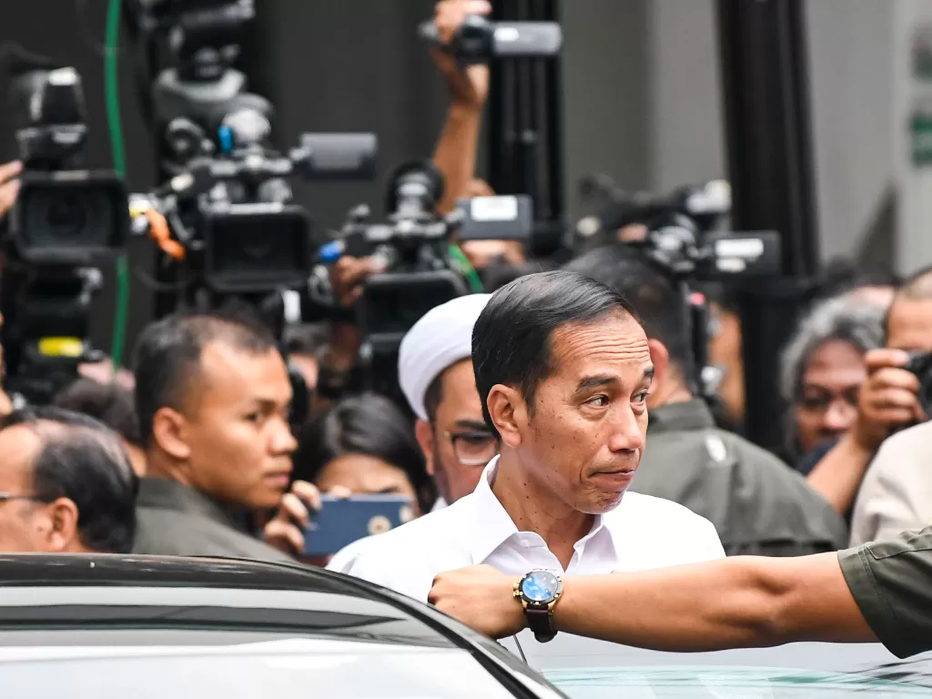 Presiden Joko Widodo meninggalkan lokasi usai menjenguk Menko Polhukam Wiranto di RSPAD Gatot Subroto, Jakarta. (Antara/Galih Pradipta)