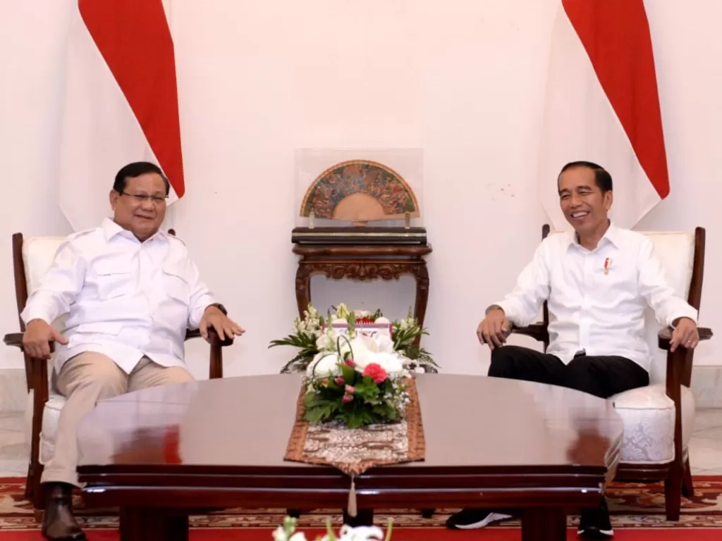 Presiden Joko Widodo (kiri) menerima Ketua Umum Partai Gerindra Prabowo Subianto di Istana Merdeka, Jumat (11/10). (Biro Pers Sekretariat Presiden/Kris)
