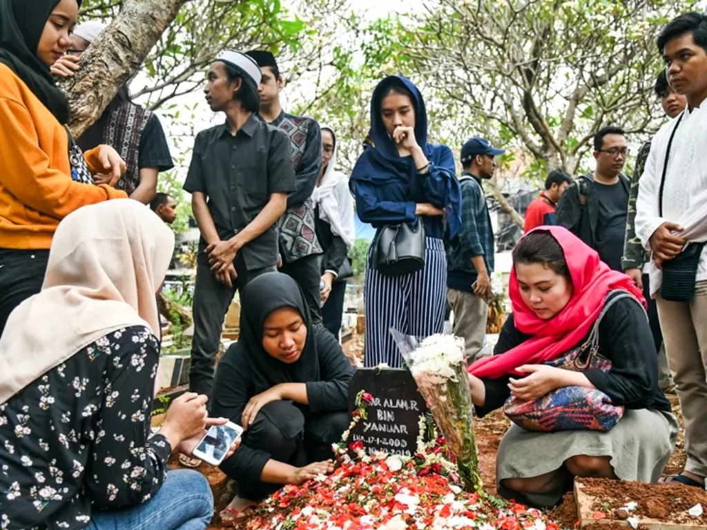 Suasana pemakaman Akbar Alamsyah, korban tewas setelah demonstrasi pelajar di depan Gedung DPR/MPR beberapa waktu lalu. (Antara/Galih Pradipta)