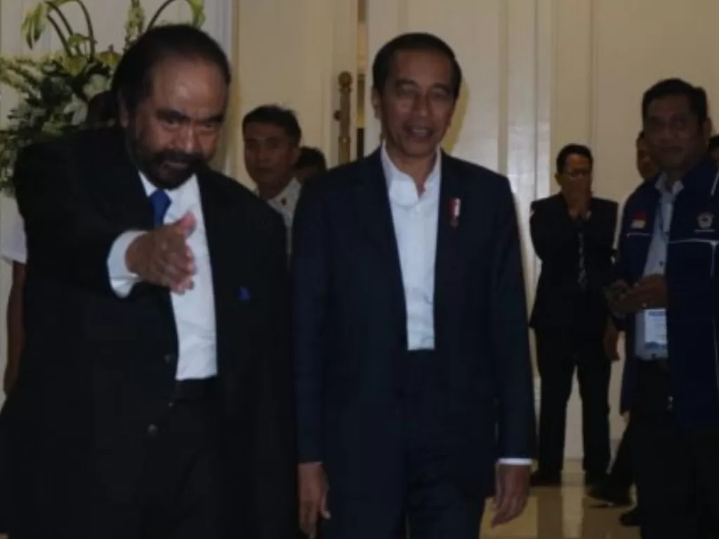 Ketua Umum Partai Nasdem Surya Paloh (kiri) mendampingi Presiden Joko Widodo.(Antara/Desca Lidya Natalia)