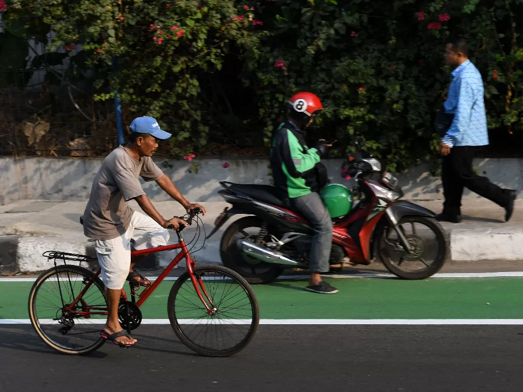 Pengendara motor memasuki jalur khusus sepeda ( ANTARA FOTO/Aditya Pradana Putra/foc)