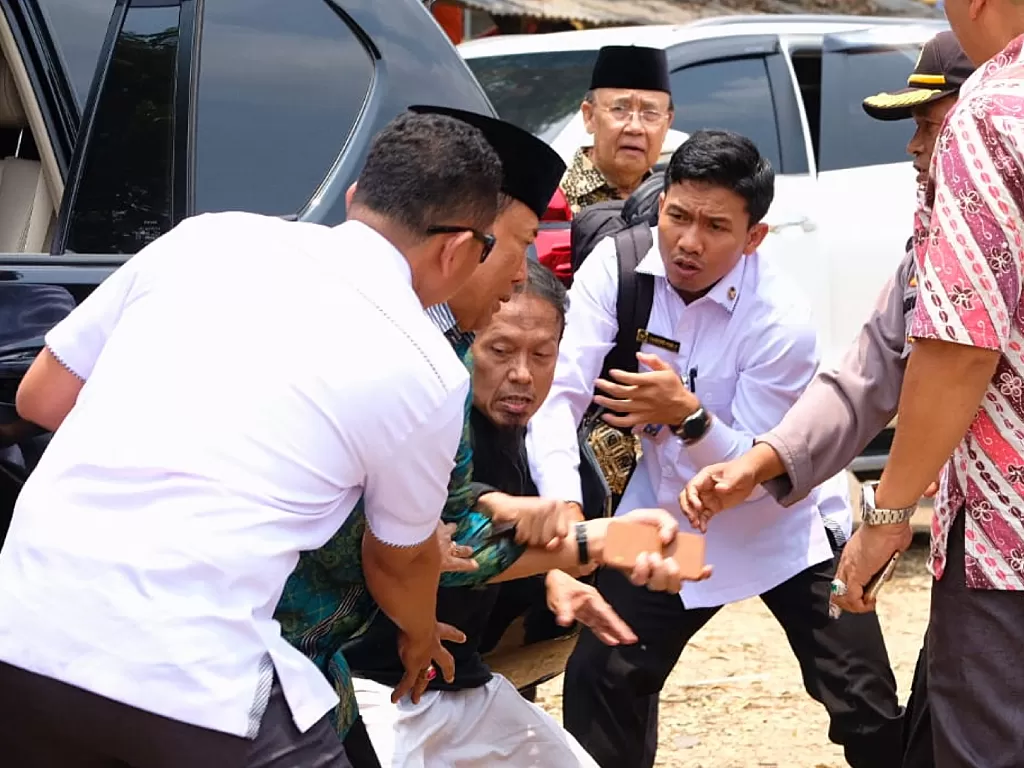  Menko Polhukam Wiranto (kedua kiri) diserang orang tak dikenal dalam kunjungannya di Pandeglang, Banten, Kamis (10/10). (Antara/Dok. Polres Pandeglang)
