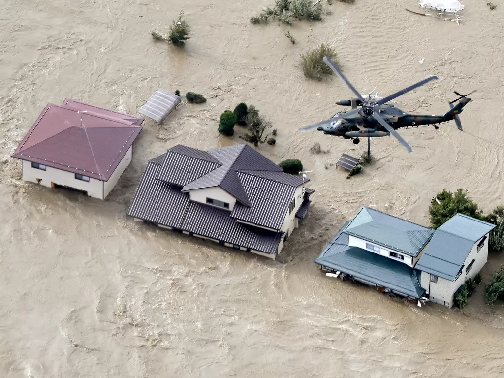 Helikopter digunakan militer untuk mengevakuasi warga di Nagano yang pemukimannya terendam akiban luapan Sungai Chikuma. (Kyodo via Reuters)