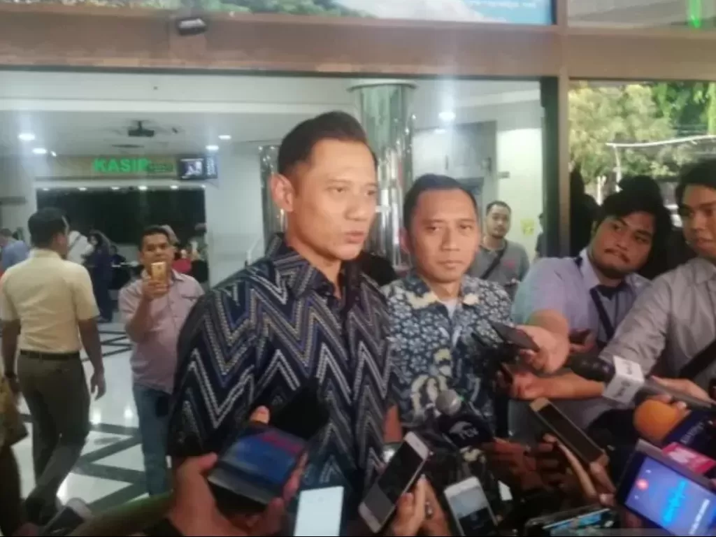 Agus Harimurti Yudhoyono (AHY) didampingi sang adik Edhie Baskoro menyampaikan keterangan kepada media setelah menjenguk Wiranto, di RSPAD, Jakarta, Senin (14/10). (Antara/Zuhdiar Laeis).